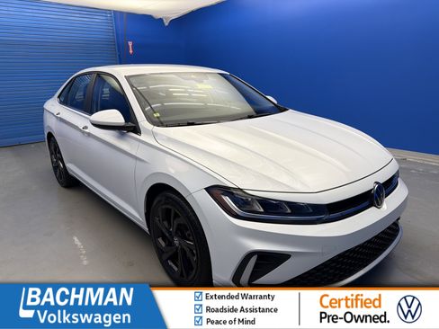 Certified 2025 Volkswagen Jetta SE w/ Black Wheel Package image 1