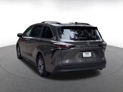 Used 2024 Toyota Sienna XLE FWD image 11