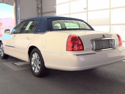 Used 2003 Lincoln Town Car Cartier RWD image 18