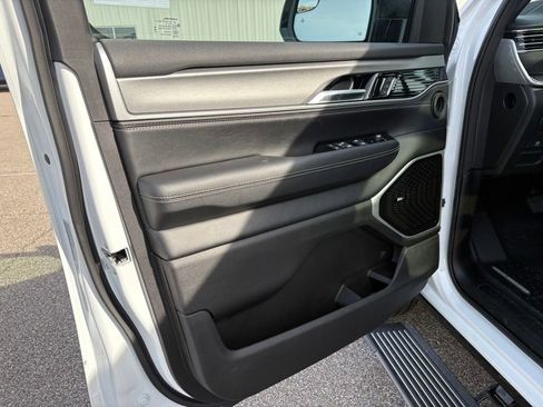 New 2026 Jeep Grand Wagoneer Limited AWD/4WD image 9