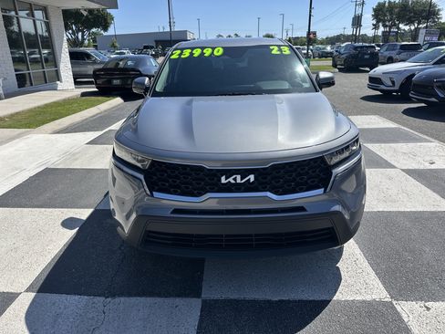 Used 2023 Kia Sorento LX FWD image 2