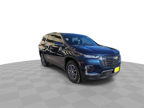 Used 2023 Chevrolet Traverse LT image 2