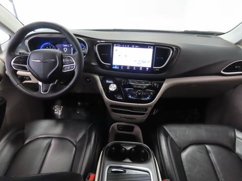 Used 2024 Chrysler Pacifica Touring-L FWD image 12