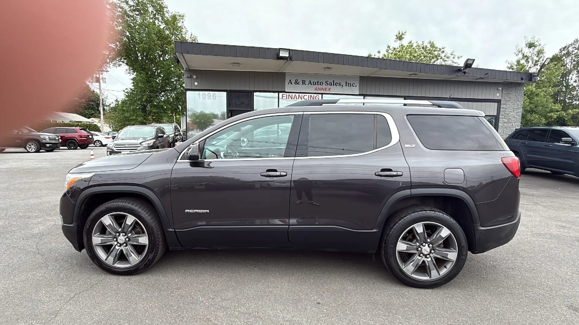 Used 2017 GMC Acadia SLT AWD/4WD image 4