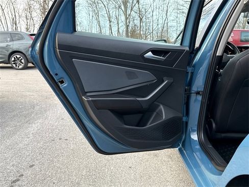 Certified 2025 Volkswagen Jetta SE w/ Sunroof Package image 23