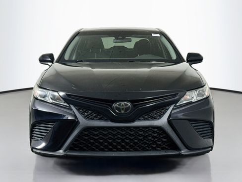 Used 2020 Toyota Camry SE FWD image 2