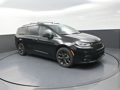 Used 2025 Chrysler Pacifica Limited FWD image 24