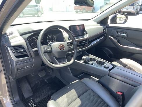 Used 2025 Nissan Rogue SV AWD/4WD image 10