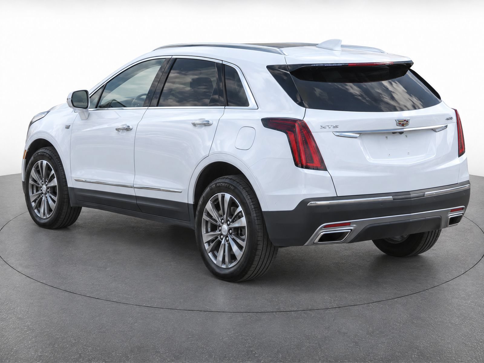 Used 2024 Cadillac XT5 Premium Luxury w/ Technology Package FWD image 3