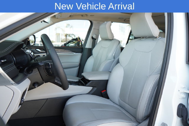 Used 2022 Jeep Grand Cherokee Overland w/ Luxury Tech Group IV AWD/4WD image 24