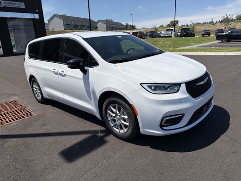 New 2026 Chrysler Pacifica Select FWD image 29