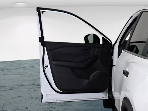 Used 2025 Nissan Rogue S FWD image 14