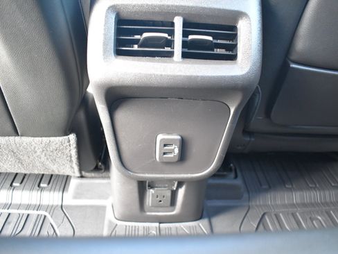 Used 2024 GMC Terrain SLT image 24