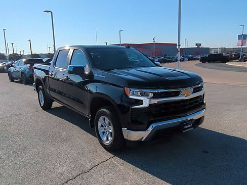 Used 2025 Chevrolet Silverado 1500 LT image 2
