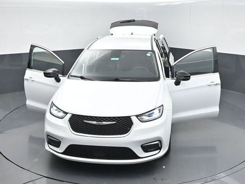 Used 2024 Chrysler Pacifica Touring-L FWD image 52