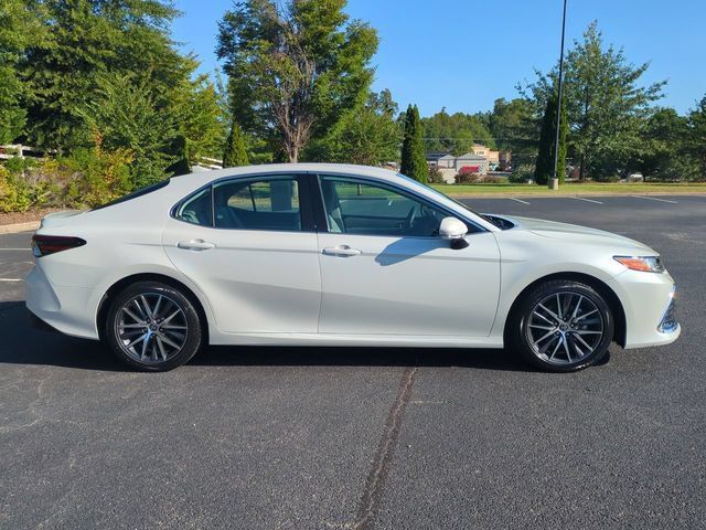 Used 2022 Toyota Camry XLE FWD image 3