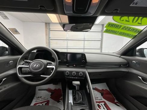 Used 2023 Hyundai Elantra SE FWD image 4