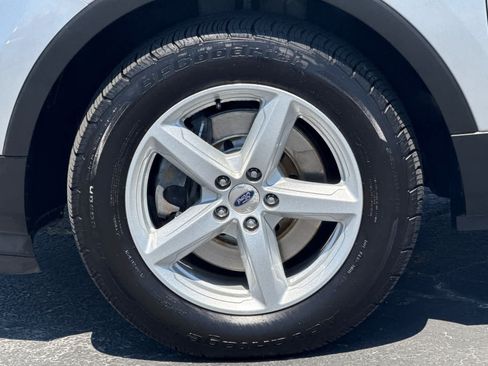 Used 2017 Ford Explorer XLT w/ Equipment Group 202A AWD/4WD image 32