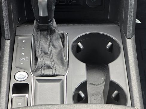 Used 2020 Volkswagen Atlas Cross Sport SE image 35