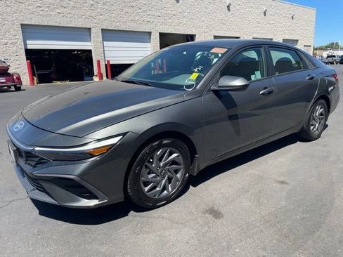 Used 2024 Hyundai Elantra Blue FWD image 4