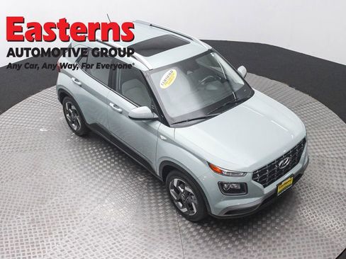 Used 2025 Hyundai Venue SEL FWD image 3