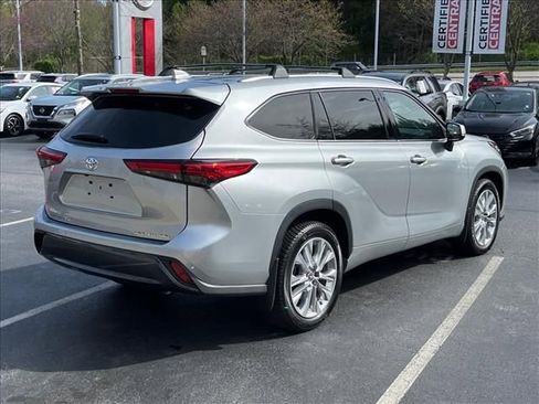 Used 2022 Toyota Highlander Limited image 7