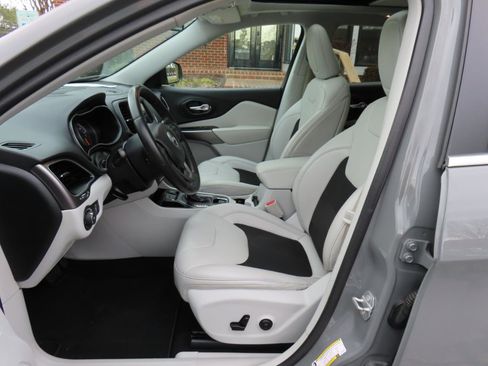 Used 2020 Jeep Cherokee Latitude Plus image 15