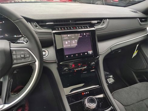 New 2025 Jeep Grand Cherokee Altitude image 22