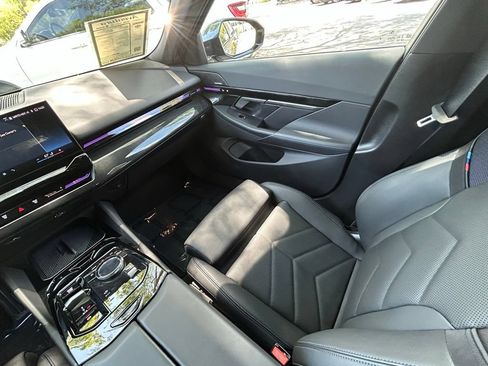 Used 2025 BMW 530i RWD image 11