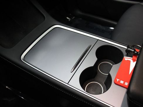 Used 2022 Tesla Model Y Long Range image 21