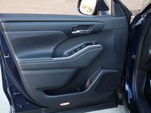 Used 2021 Toyota Highlander XLE image 14