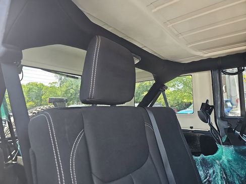 Used 2015 Jeep Wrangler Unlimited Sahara w/ Connectivity Group image 11