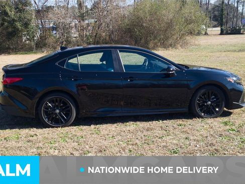 Used 2025 Toyota Camry SE image 5