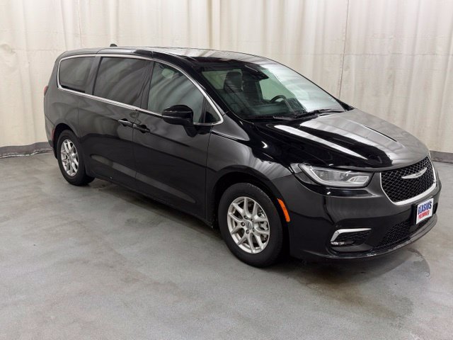 Used 2025 Chrysler Pacifica Select FWD image 1