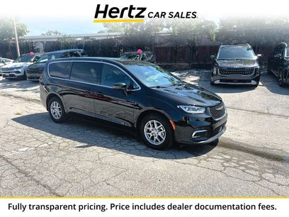 Used 2025 Chrysler Pacifica Select