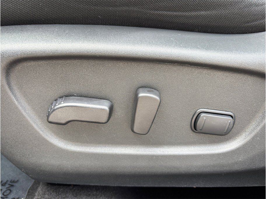 Used 2018 Nissan Rogue SV FWD image 16