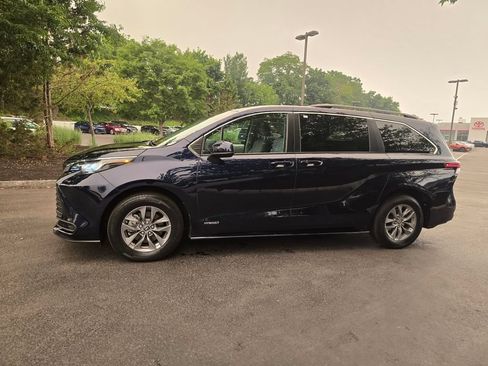Used 2021 Toyota Sienna LE FWD image 3