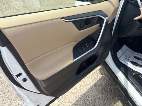 Used 2020 Toyota RAV4 LE FWD image 17
