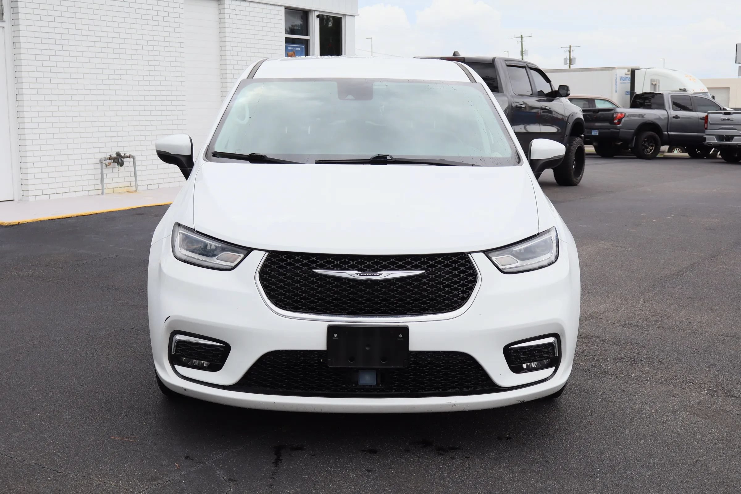 Used 2023 Chrysler Pacifica Touring-L FWD image 2
