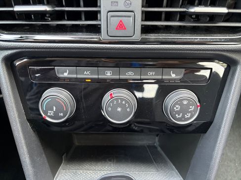 Certified 2023 Volkswagen Taos SE image 16