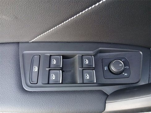 Used 2024 Volkswagen Tiguan SE w/ Panoramic Sunroof Package image 28