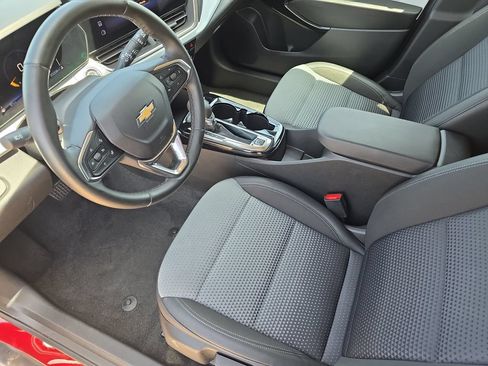 Used 2025 Chevrolet Trax LT w/ LT Convenience Package FWD image 16