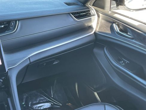 Used 2024 Jeep Grand Cherokee L Limited w/ Luxury Tech Group II image 17