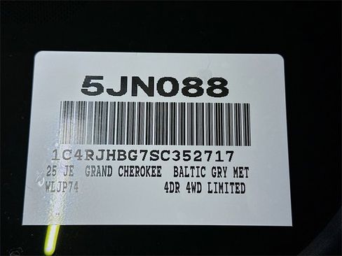 New 2025 Jeep Grand Cherokee Limited w/ Luxury Tech Group II image 24