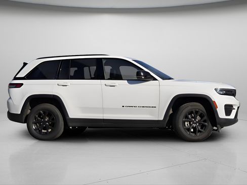 Used 2024 Jeep Grand Cherokee Altitude image 23
