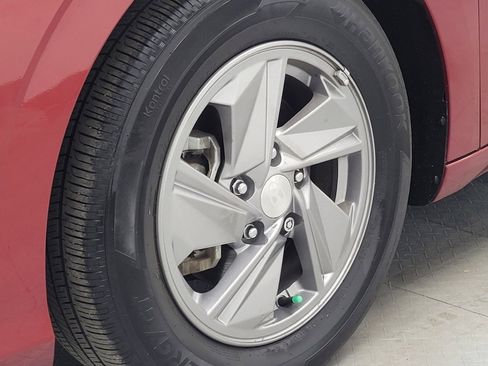 Used 2025 Hyundai Elantra SE image 31