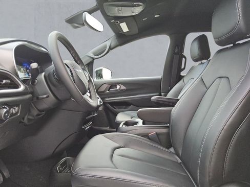 New 2026 Chrysler Pacifica Select image 10