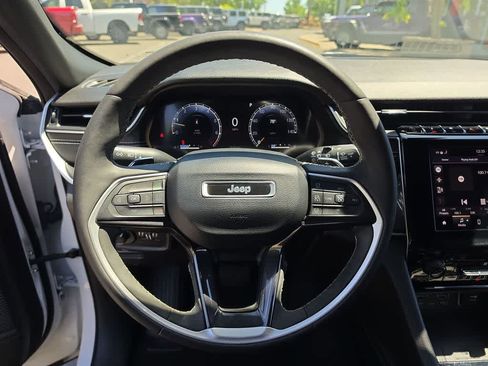 Used 2023 Jeep Grand Cherokee Altitude AWD/4WD image 14