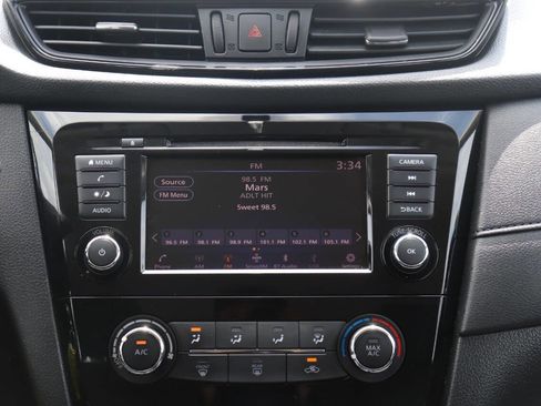 Used 2018 Nissan Rogue S image 22