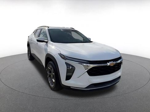Used 2025 Chevrolet Trax LT FWD image 3